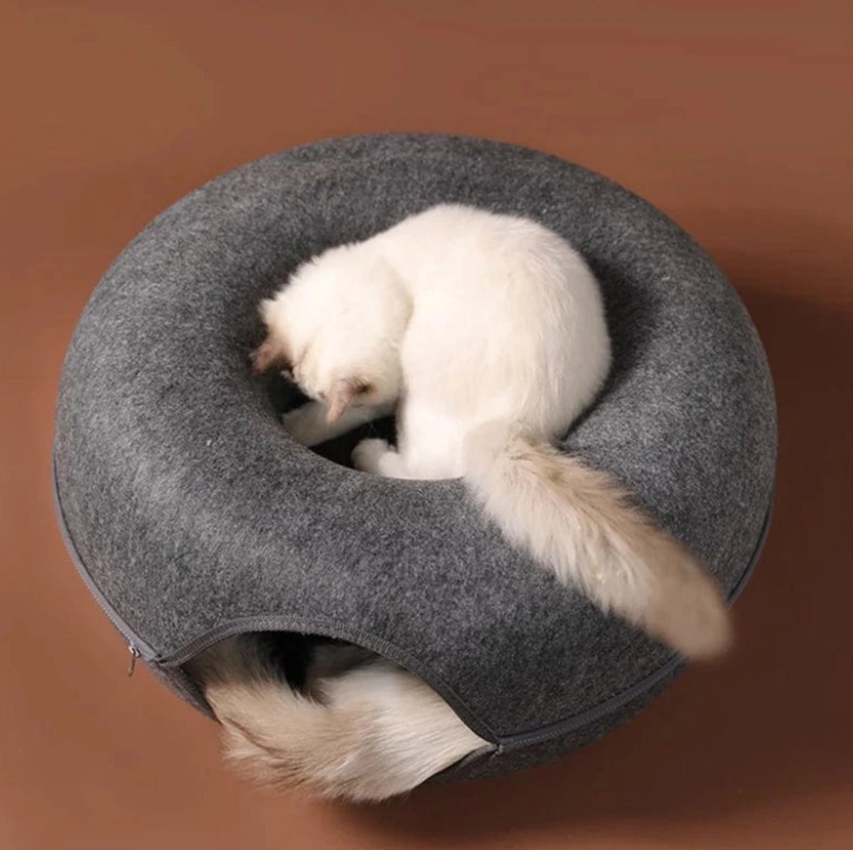 Merkloos A.K.A. Kattentunnel En Kattenmand In-1 – Kattenspeelgoed Speeltunnel Kattenhuis – Kattenhol Rond Kattenspeeltjes - Cat Cave Donut - Antraciet Vilt 8 Merkloos A.K.A. Kattentunnel En Kattenmand In-1 – Kattenspeelgoed Speeltunnel Kattenhuis – Kattenhol Rond Kattenspeeltjes - Cat Cave Donut - Antraciet Vilt - Afbeelding 8