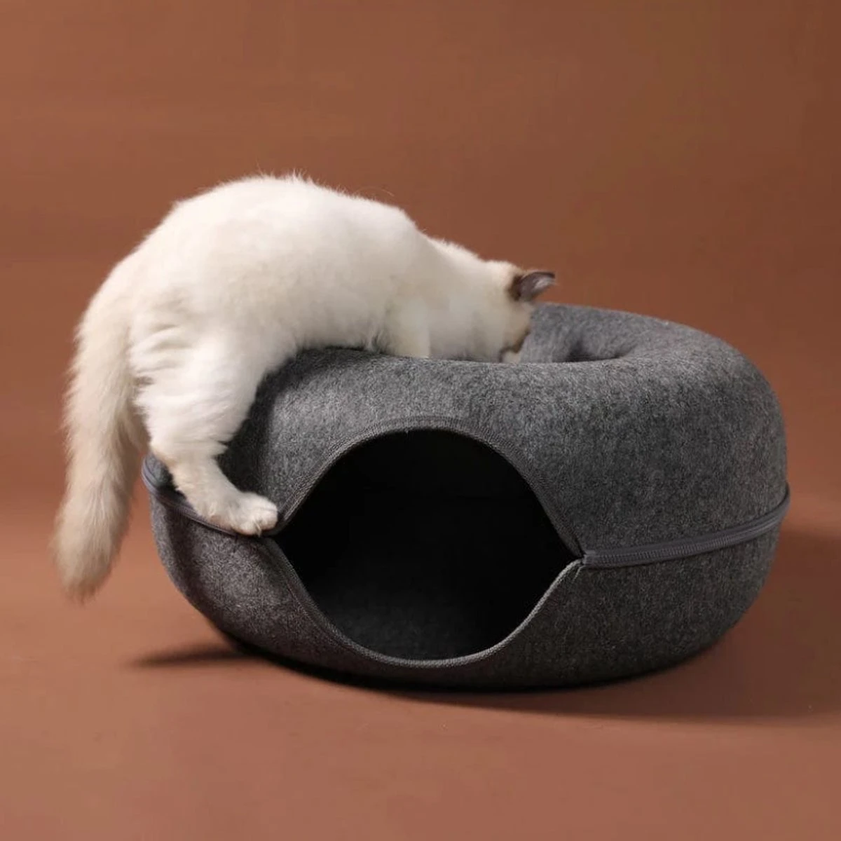 Merkloos A.K.A. Kattentunnel En Kattenmand In-1 – Kattenspeelgoed Speeltunnel Kattenhuis – Kattenhol Rond Kattenspeeltjes - Cat Cave Donut - Antraciet Vilt 7 Merkloos A.K.A. Kattentunnel En Kattenmand In-1 – Kattenspeelgoed Speeltunnel Kattenhuis – Kattenhol Rond Kattenspeeltjes - Cat Cave Donut - Antraciet Vilt - Afbeelding 7