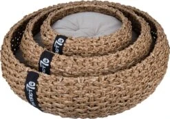 District 70 COCOON - Luxe Hondenmand Van Duurzaam Hoogwaardig Riet Met Zacht Kussen - Maten S/M/L - Large -PetSafe Huisdieren Verkoopwinkel 1200x842